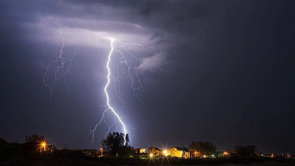 Sexta-feira com risco de chuva localmente forte e temporais no Sul do Brasil