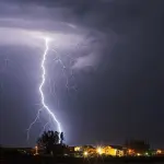 Sexta-feira com risco de chuva localmente forte e temporais no Sul do Brasil
