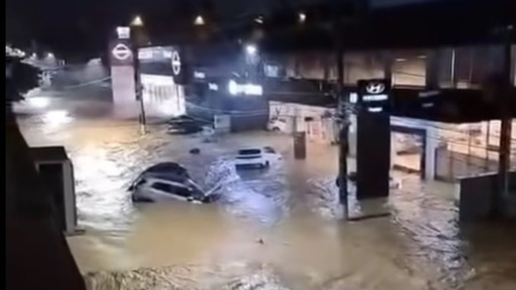 Chuva extrema arrasta carros e causa desabamentos em cidade mineira; veja vídeos
