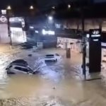 Chuva extrema arrasta carros e causa desabamentos em cidade mineira; veja vídeos