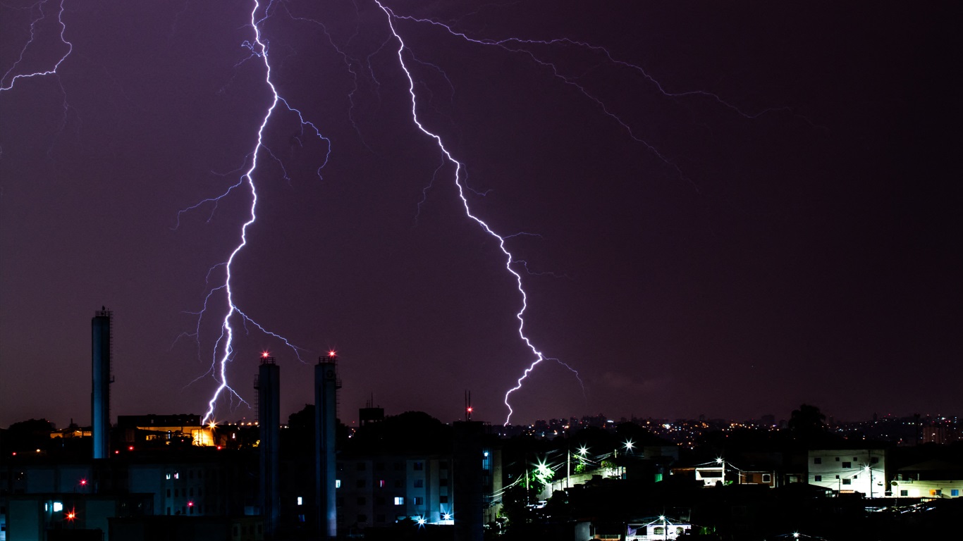 Foto mostra raio durante temporal em clima quente e úmido em abril