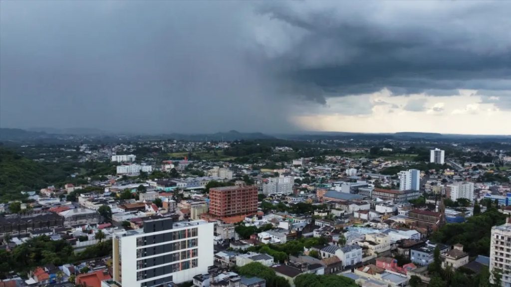 Calor trará sequência de dias com chuva isolada típica de verão
