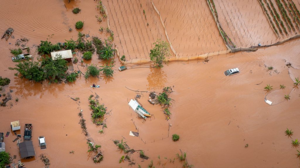 Graves enchentes atingem Havaí no maior desastre por chuva em décadas