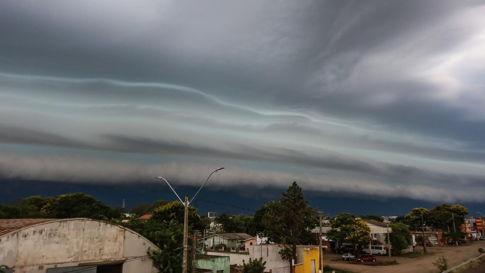 Foto mostra tempestade em formação de ciclone