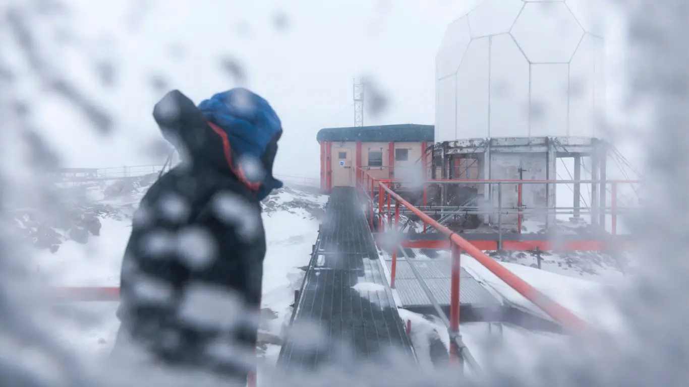 Foto mostra base polar na Antártida congelada