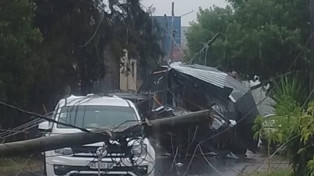 Frente fria chega com vendaval e provoca estragos em Buenos Aires