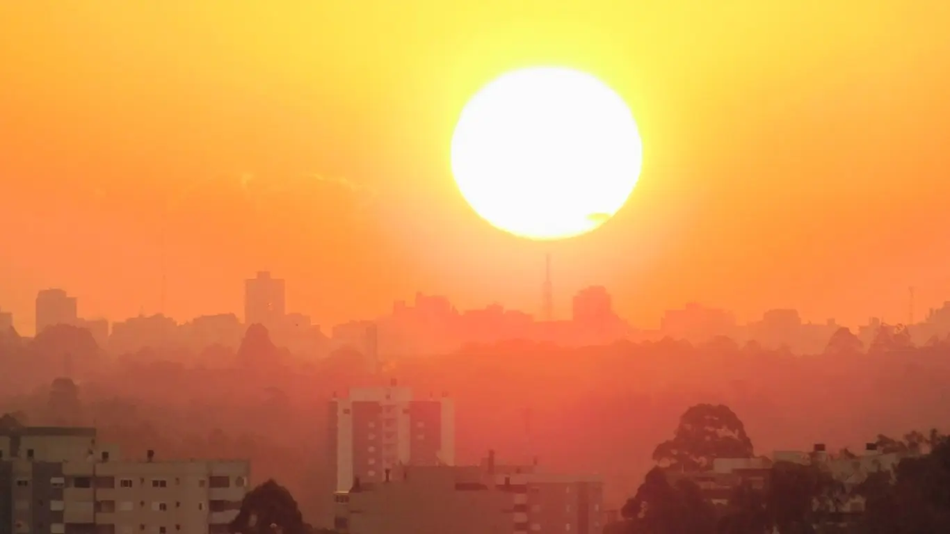 Foto mostra entardecer com sol e calor em Caxias do Sul