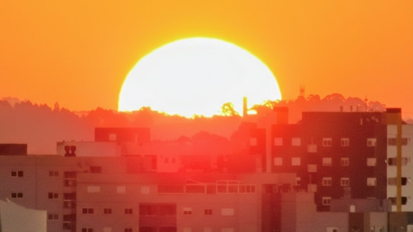 Foto mostra fim de tarde com calor