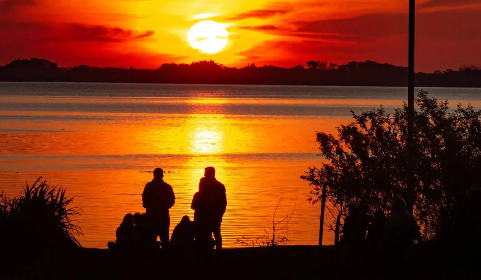 Foto mostra entardecer em Porto Alegre em dia de calor