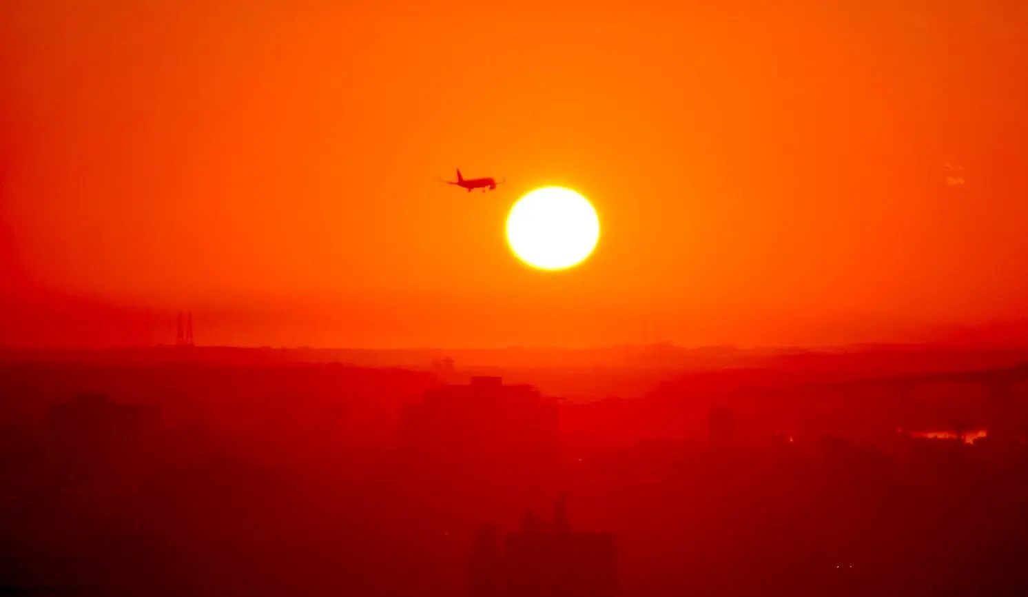 Foto mostra pôr do sol em dia de forte calor
