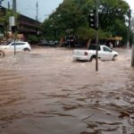 Chuva forte causa alagamentos na Grande Porto Alegre e vem mais água
