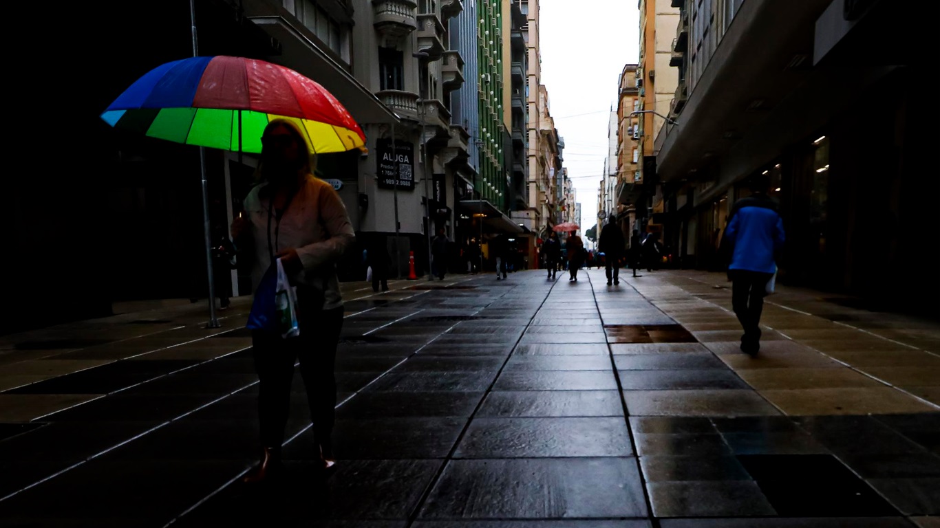 Foto mostra chuva em Porto Alegre