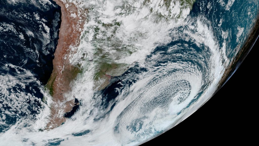 Frente fria e ciclone impactam o tempo no Brasil com chuva e temperatura baixa