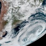 Frente fria e ciclone impactam o tempo no Brasil com chuva e temperatura baixa