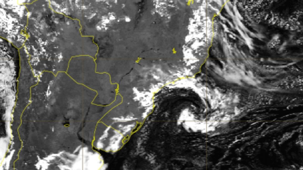 Ciclone de comportamento atípico e breve se forma nas próximas horas