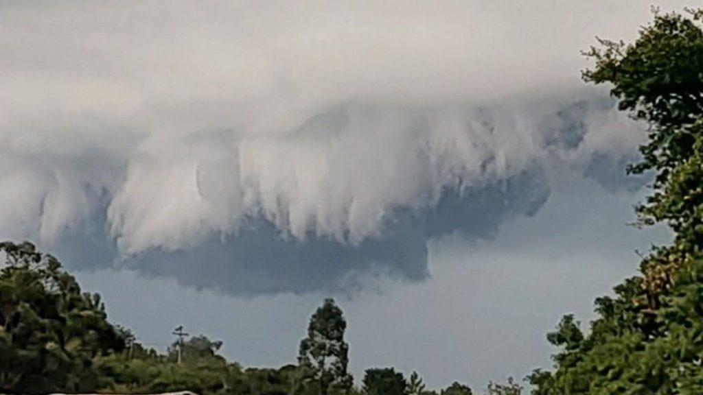 Que são as nuvens estranhas em forma de dentes vistas no temporal?