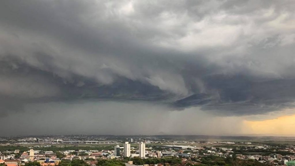 Frente fria e baixa pressão trazem chuva, temporais e encerram período quente
