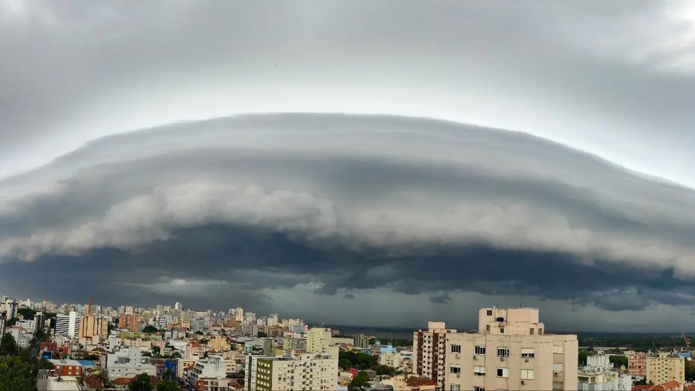 Frente fria e baixa pressão trazem temporais