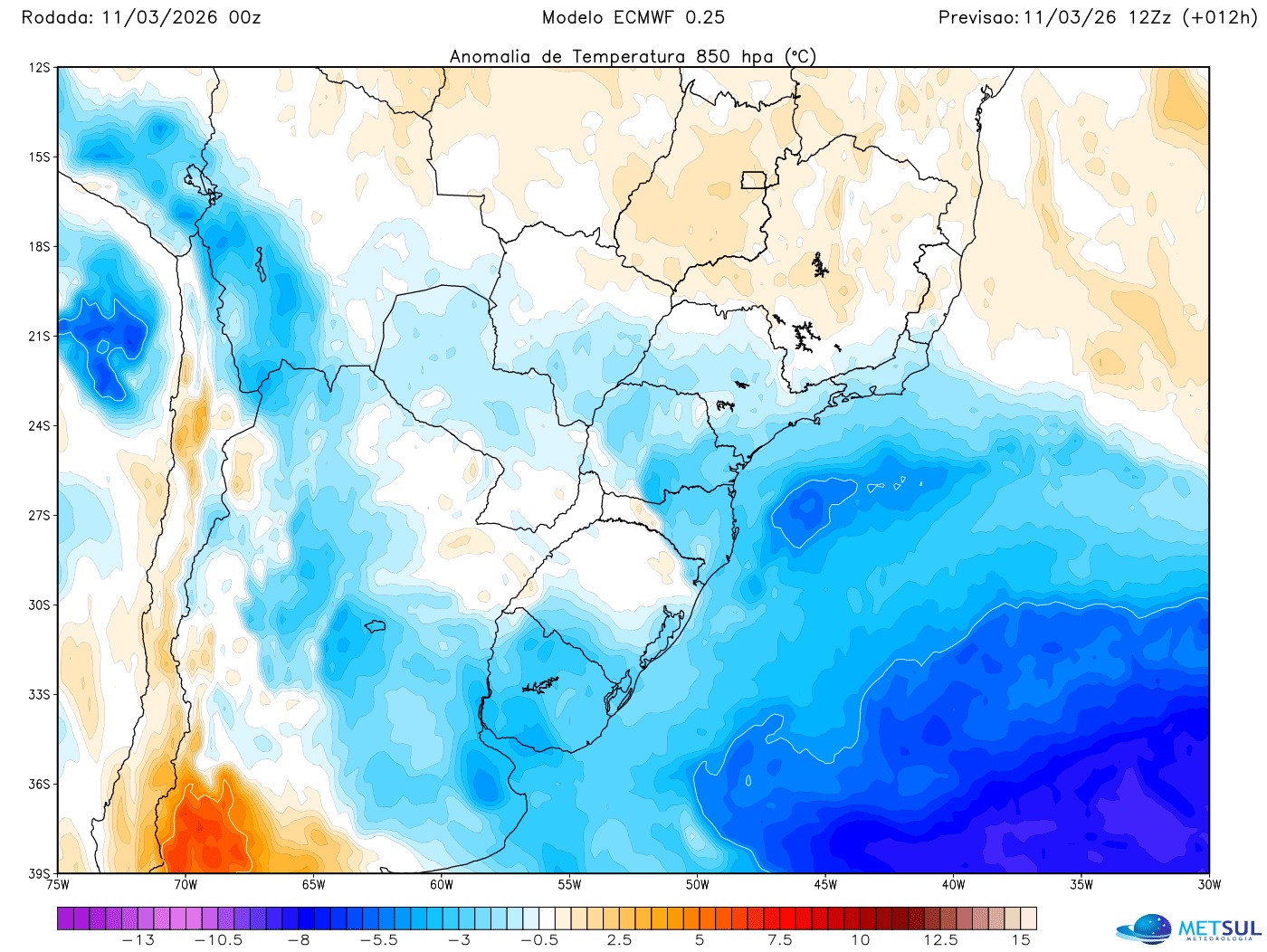 Mapa do modelo do Centro Meteorológico Europeu mostra uma massa de ar frio de trajetória marítima atuando na costa do Sul do Brasil