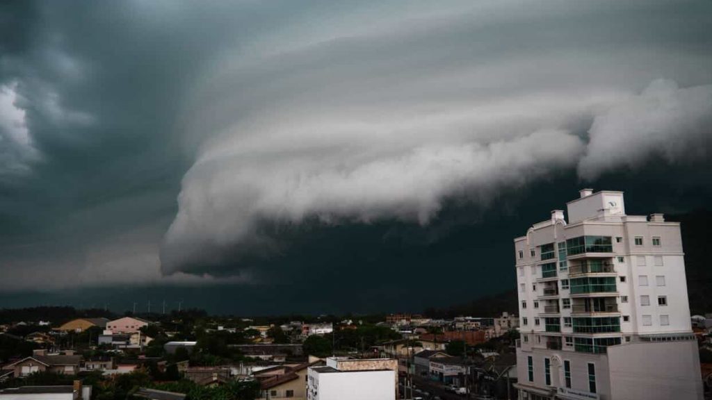 Cenário de risco segue com perigo de episódios de chuva forte a intensa