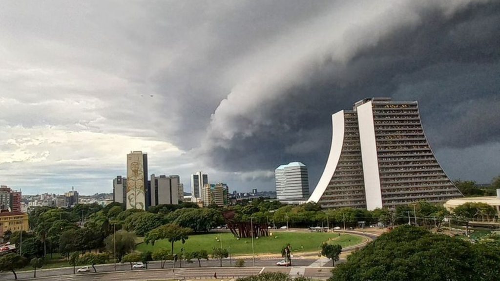 Temporal com chuva forte e vento de quase 100 km/h atinge Porto Alegre