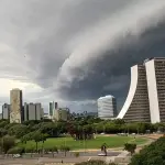 Temporal com chuva forte e vento de quase 100 km/h atinge Porto Alegre