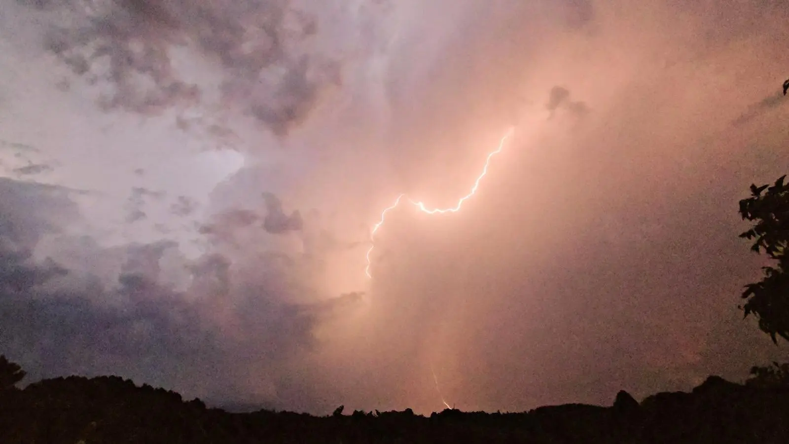 Foto mostra chuva com raios neste fim de semana em Sobradinho Foto mostra chuva com raios neste fim de semana em Sobradinho
