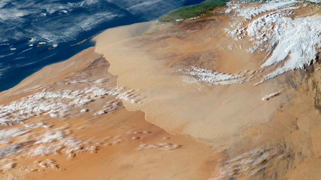 Tempestade de areia impressionante se estende por 1500 quilômetros