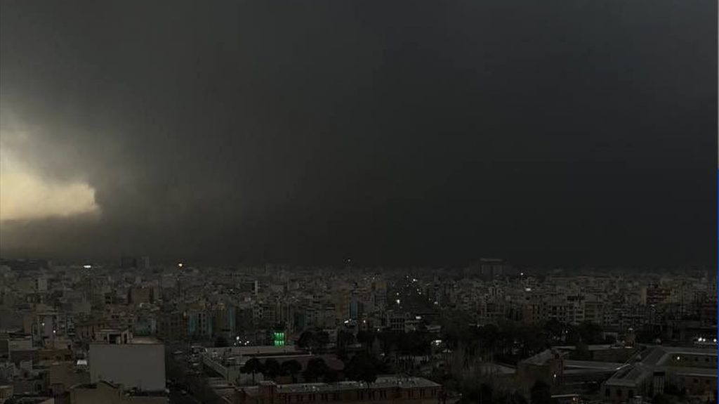 Chuva preta e tóxica escurece a capital do Irã após violento bombardeio