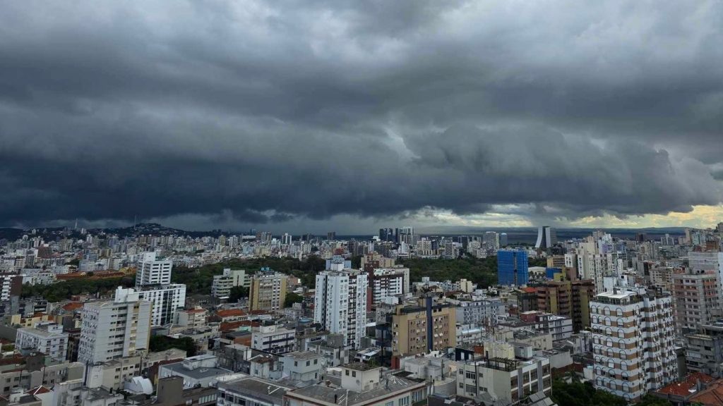 Primeiro fim de semana do outono terá calorão, chuva e temporais