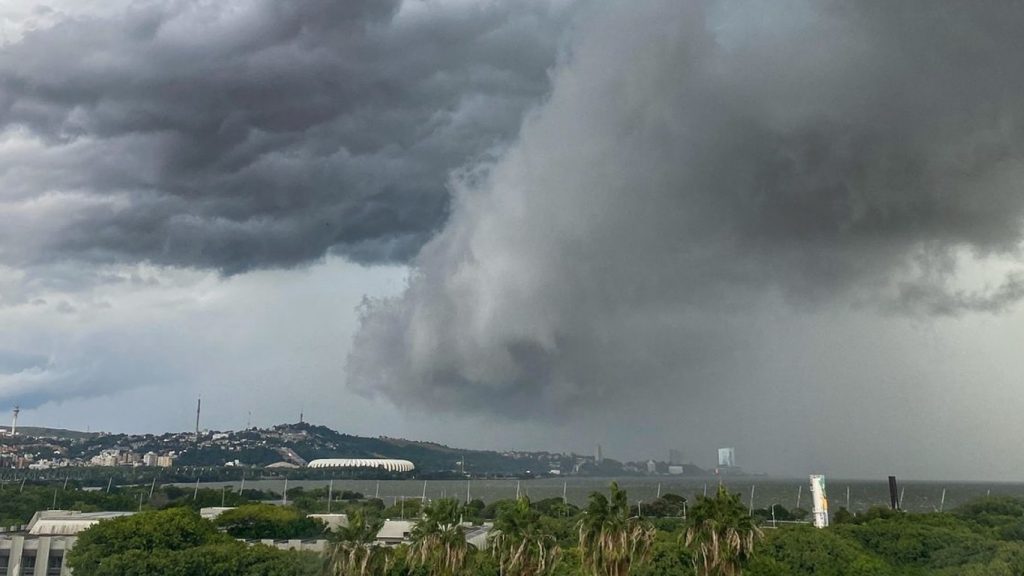 Temporal rápido em Porto Alegre traz chuva forte, vento, raios e granizo