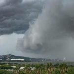 Temporal rápido em Porto Alegre traz chuva forte, vento, raios e granizo