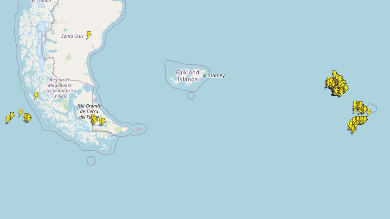 Mapa de raios do começo da noite deste domingo mostra descargas no extremo Sul do continente e nas Ilhas Geórgia do Sul