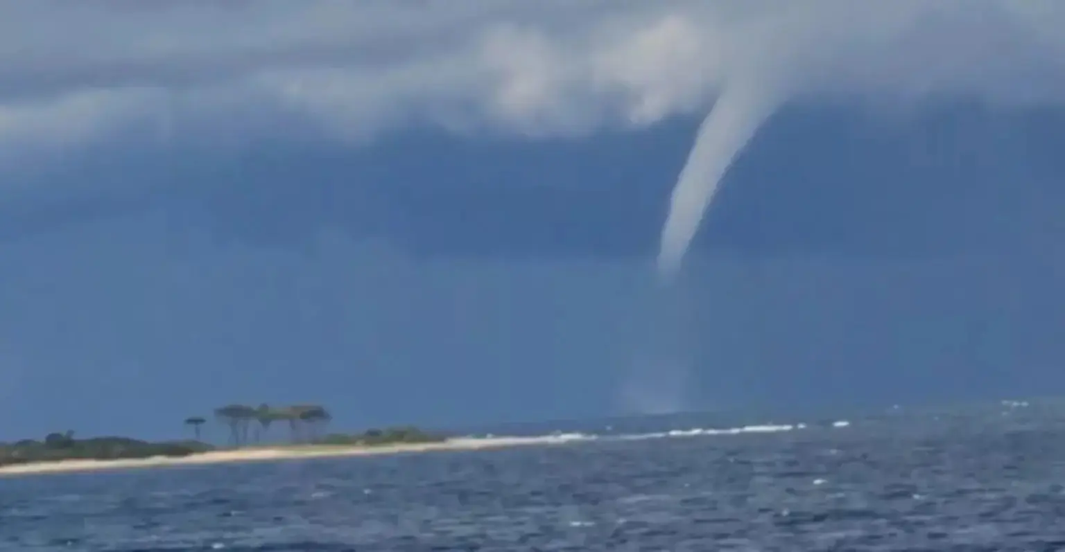 Foto mostra tromba sobre o mar