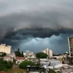 Ciclone se forma e muda o tempo com chuva forte e vendavais