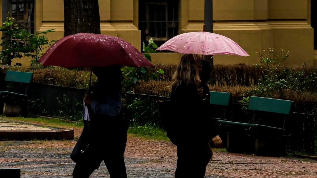 Sexta-feira começa com muita chuva e vem mais água