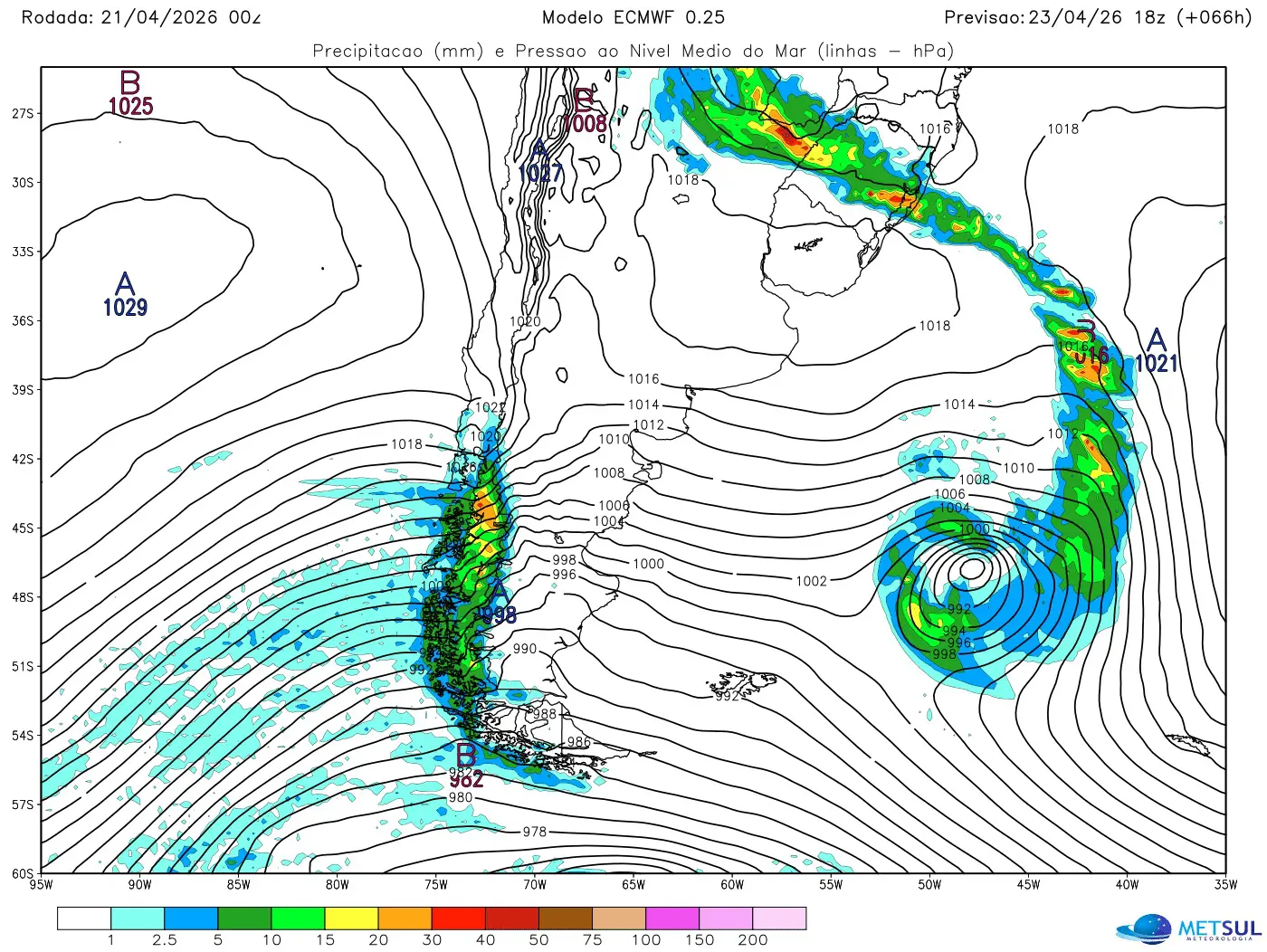 Mapa com projeção do modelo europeu mostra que ciclone no Atlântico Sul vai reforçar uma frente fria sobre o Rio Grande do Sul
