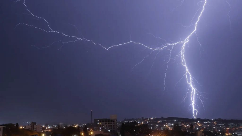Frente fria trará mudança do tempo com risco de chuva forte e temporais