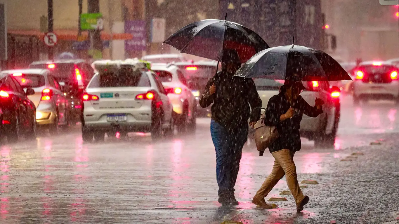 Foto mostra Porto Alegre sob chuva em semana de instabilidade