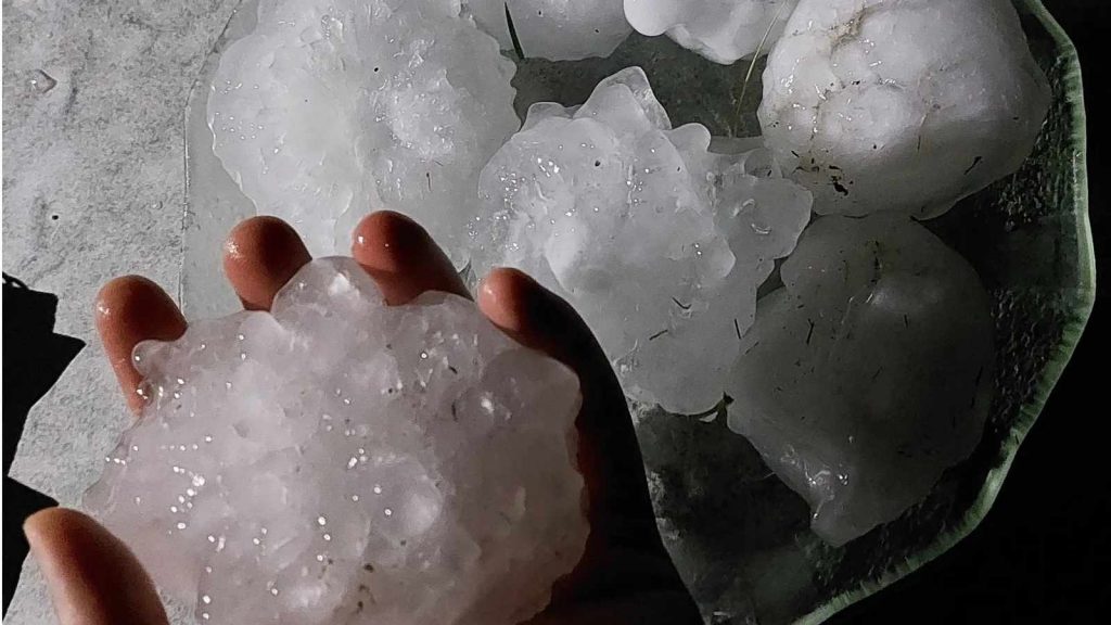 Onda de tempestades com granizo e vendavais traz destruição antes do ar polar