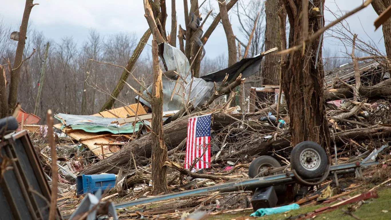 Foto mostra estragos por onda de tornados nos Estados Unidos
