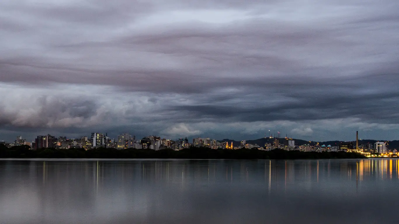 Foto mostra tempo encoberto para chuva em Porto Alegre