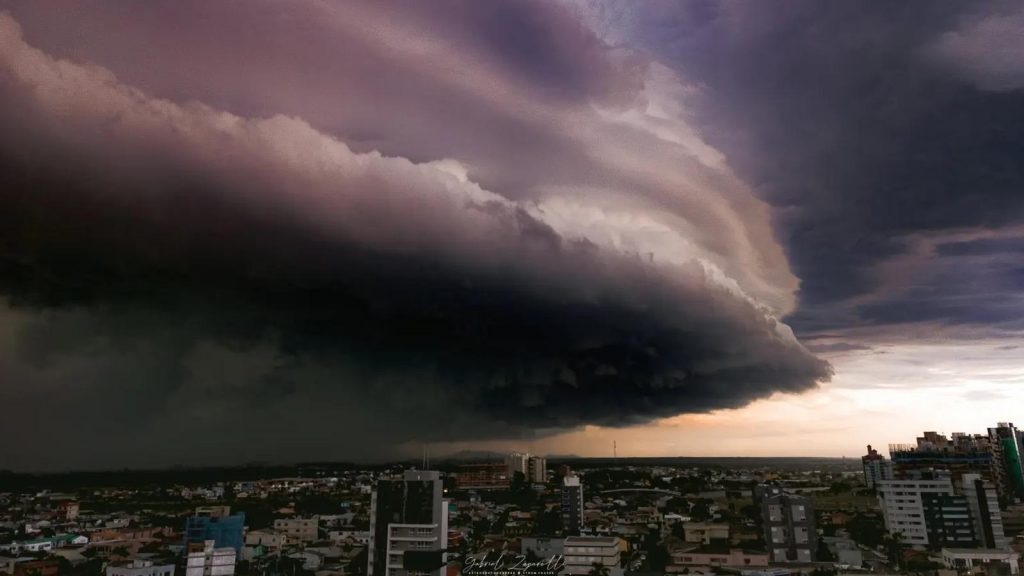 Frente fria intensa associada a ciclone bomba traz vendavais e risco de tornados