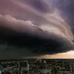 Frente fria intensa associada a ciclone bomba traz vendavais e risco de tornados