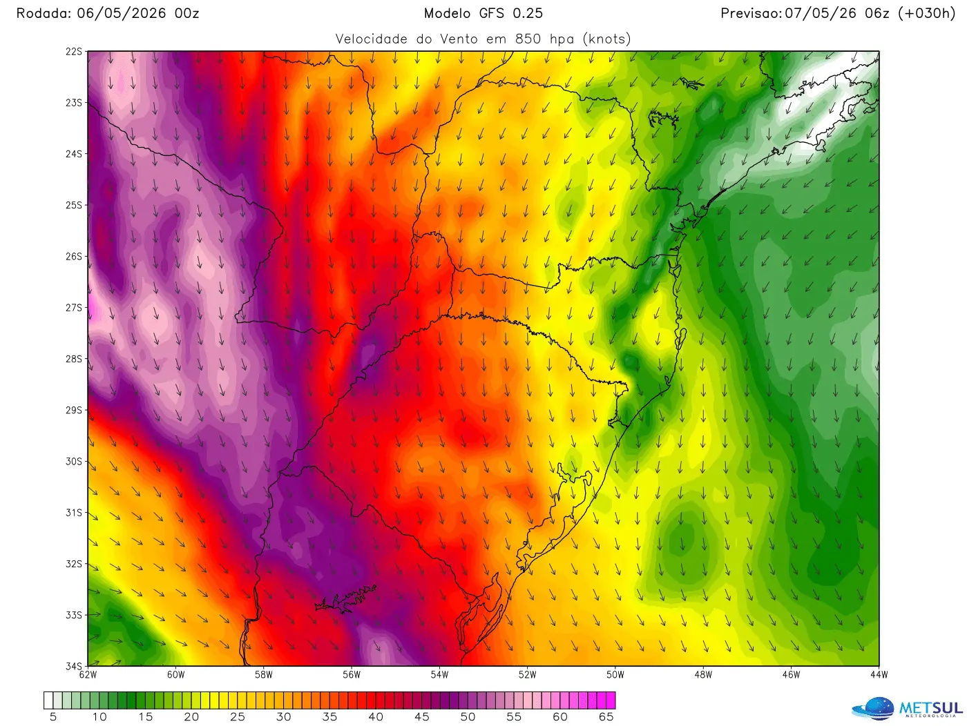 Mapa do modelo norte-americano GFS mostra a projeção de vento em 850 hPa (1500 metros de altitude) com a corrente de jato em baixos níveis na madrugada da quinta-feira (7)