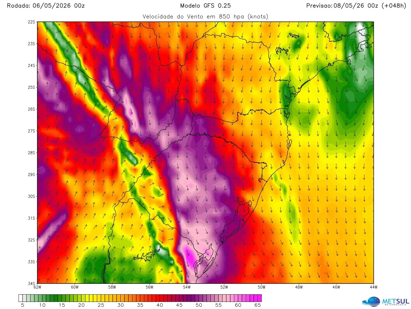 Mapa do modelo norte-americano GFS mostra a projeção de vento em 850 hPa (1500 metros de altitude) com a corrente de jato em baixos níveis na noite da quinta-feira (7)