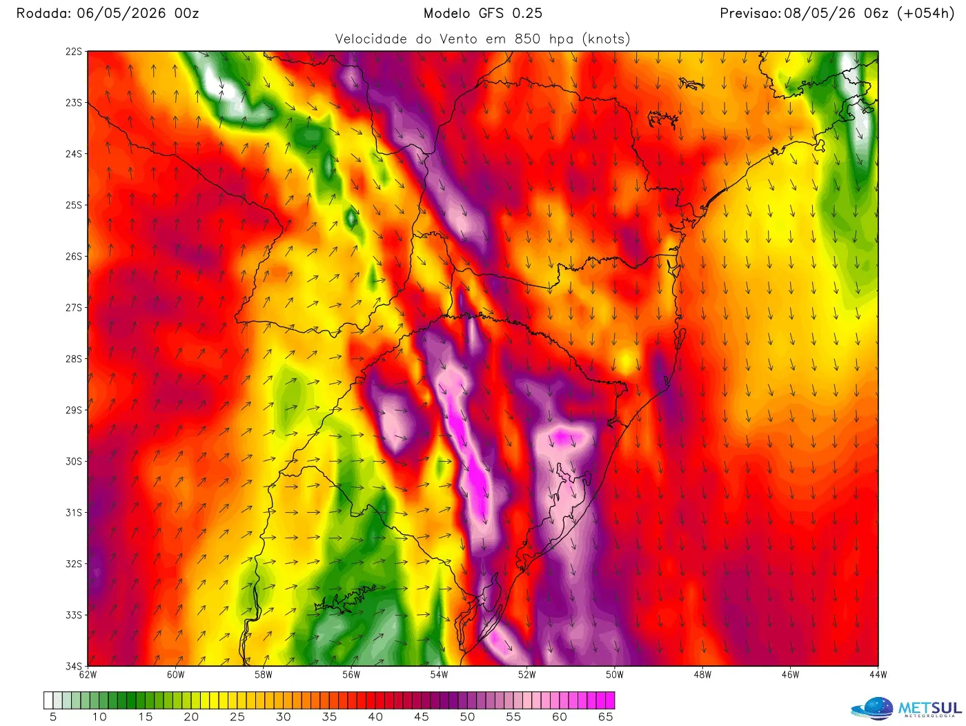 Mapa do modelo norte-americano GFS mostra a projeção de vento em 850 hPa (1500 metros de altitude) com a corrente de jato em baixos níveis na madrugada da sexta-feira (8)