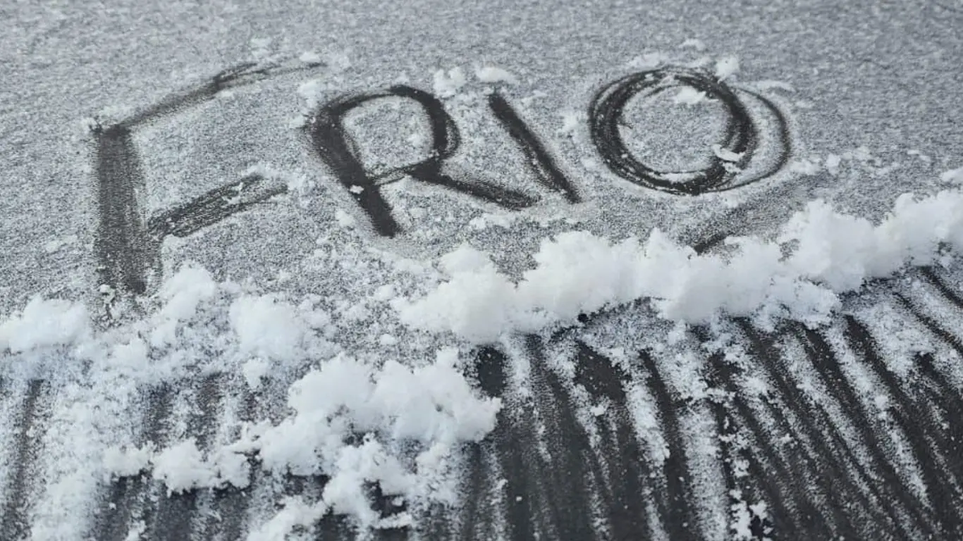 Foto mostra geada e frio