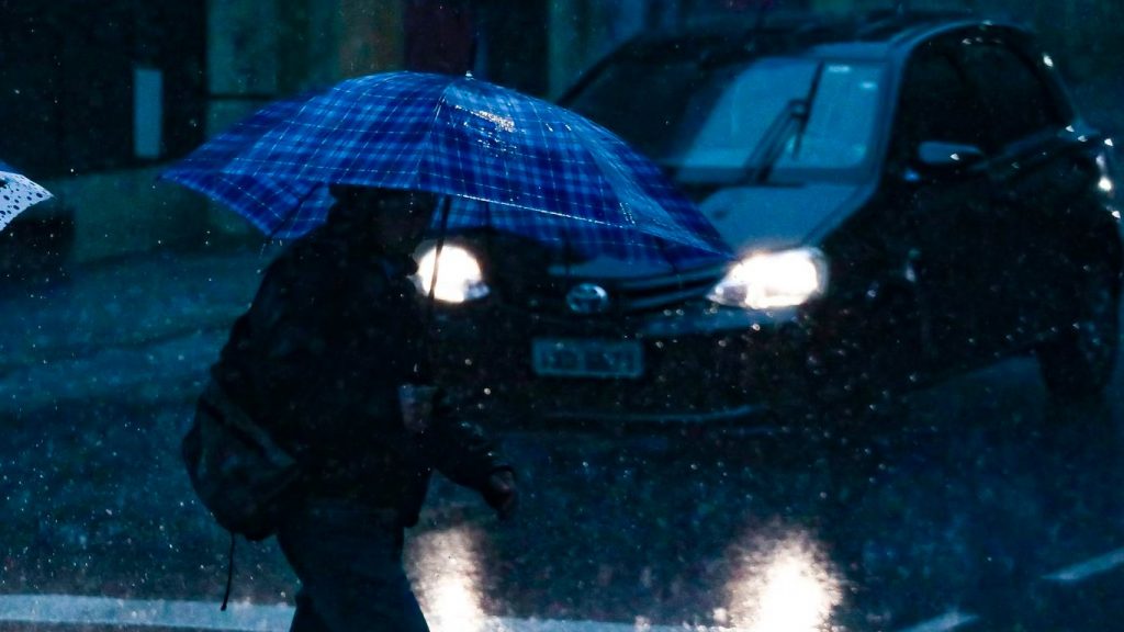 Frente fria atinge Grande Porto Alegre com chuva e vento acima de 100 km/h