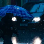 Frente fria atinge Grande Porto Alegre com chuva e vento acima de 100 km/h